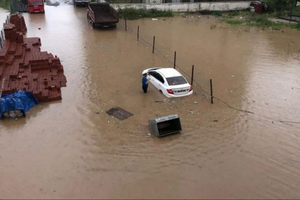 Туреччина потерпає від повеней: п’ятеро загиблих, людей евакуюють на гелікоптерах (ВІДЕО)