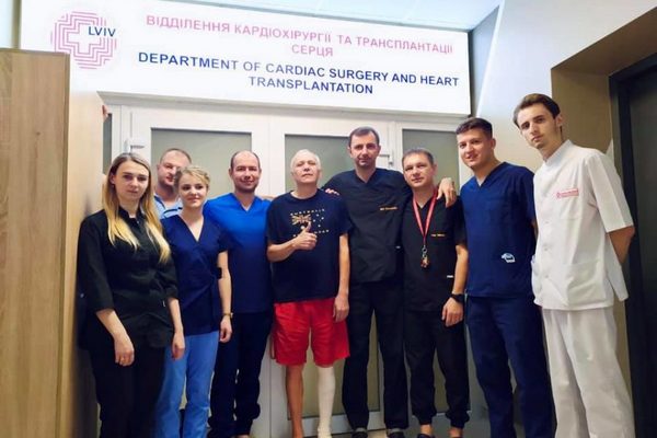 Унікальна операція: львівські медики прооперували серце через щілинку між ребрами