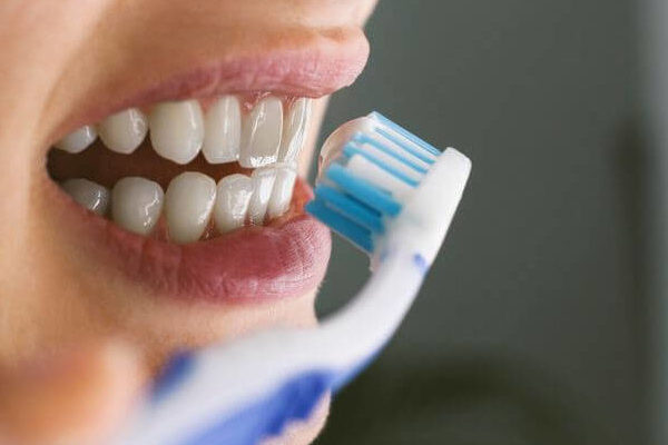 Стоматолог зазначає, що чищення зубів після сніданку-велика помилка