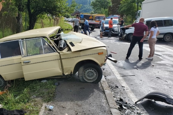 В ДТП на Львівщині постраждало семеро людей, 2 з яких — діти (ФОТО)