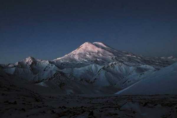 На Ельбрусі застрягла група альпіністів: п'ятеро з них загинули