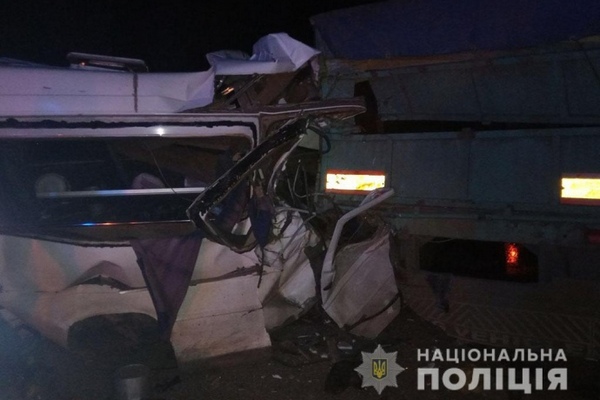 Мікроавтобус і дві фури зіткнулись на Миколаївщині: 4 загиблих
