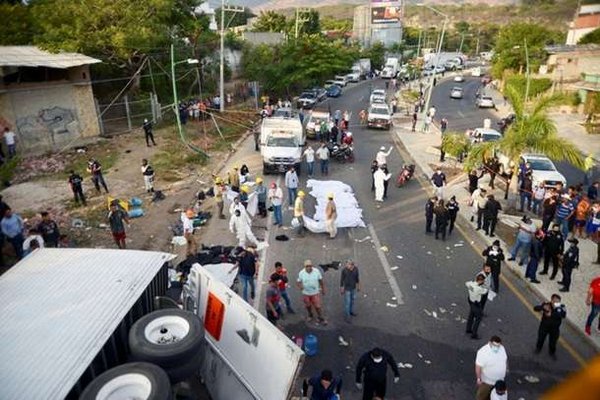 У Мексиці вантажівка з нелегалами врізалася у стіну: понад 50 загиблих