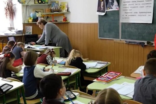 Українським вчителям підвищать зарплати в 2022 році