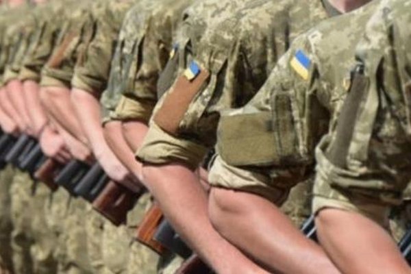 В Україні за указом Зеленського скасують військовий призов до 2024 року