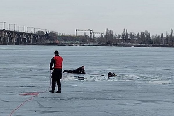 У Дніпрі двоє хлопців провалилися під лід, один з них загинув