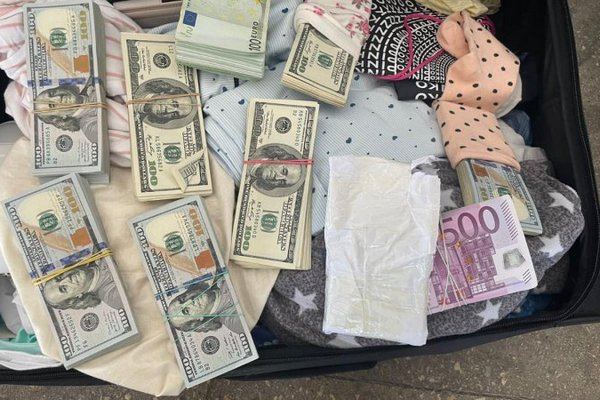 Двоє українців намагались вивезти до Румунії понад 33 млн грн готівки