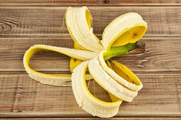 Чому не варто викидати бананову шкірку