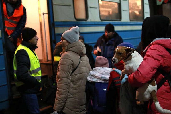 Польща припинила виплату допомоги українським біженцям