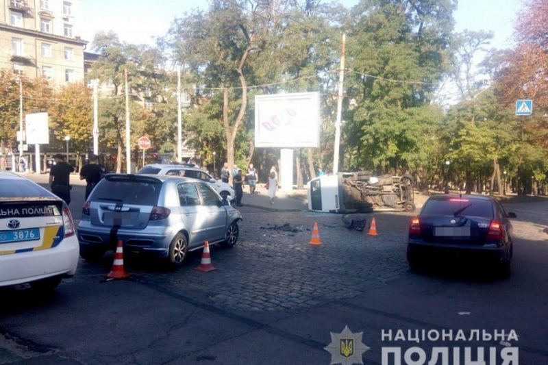 Поліцейська погоня у Дніпрі закінчилася великим ДТП з маршруткою