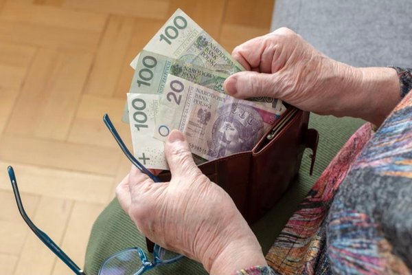 Українці будуть отримувати пенсію з Польщі: хто має право на виплати