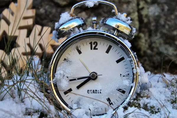 Україна переходить на зимовий час: як уникнути плутанини з переведенням годинників