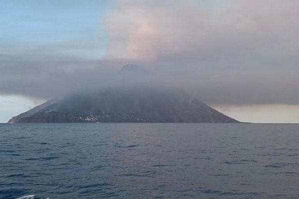В Італії почалося виверження вулкана Стромболі. Потік лави досяг моря
