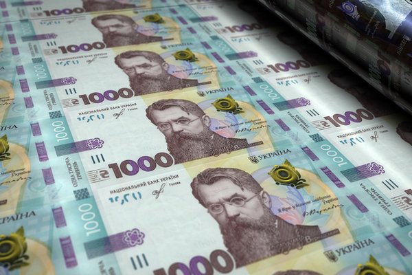 Скільки грошей Україна витрачає на війну та як це впливає на курс гривні