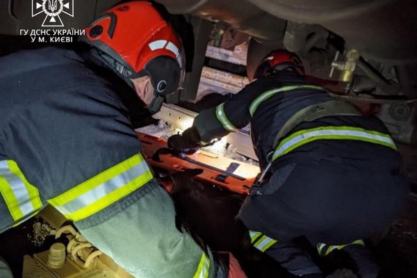У Києві рятувальники дістали тіло чоловіка, який потрапив під потяг метро (ФОТО)