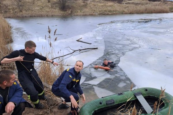 У Волинській області троє дітей провалилися під кригу: одна загинула
