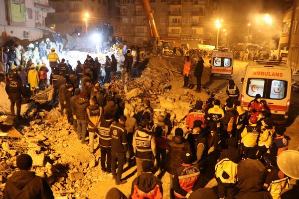 У Туреччині та Сирії вже майже 16 тисяч загиблих внаслідок землетрусу