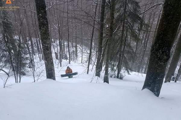 На Закарпатті сноубордист в тумані з'їхав не у той бік: його шукали дві групи рятувальників (фото)