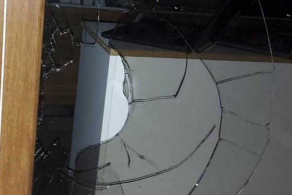 На Івано-Франківщині п’яний дебошир побив вітрини магазинів