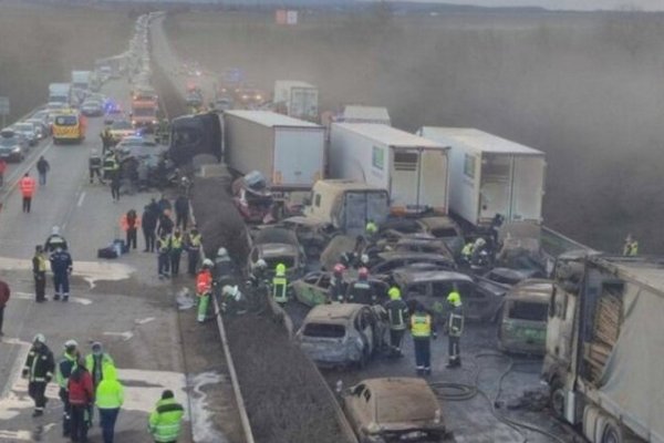Масштабна ДТП трапилась в Угорщині: зіткнулися 5 вантажівок і 37 легковиків (ФОТО)