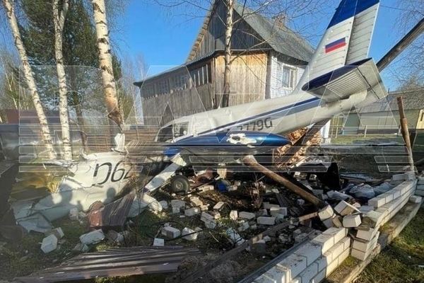 На росії літак впав на житловий будинок