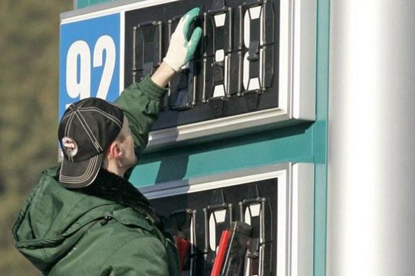 Вартість пального на АЗС в Україні різко змінилася: скільки тепер коштує залити повний бак