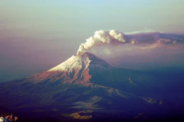 У Мексиці вулкан Попокатепетль викидає попіл і газ. У кількох містах навколо закрили школи