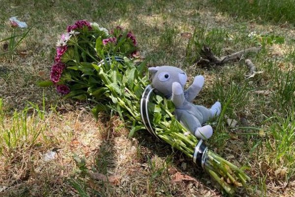 Трагедія закритого сховища: кияни несуть квіти на місце падіння уламків