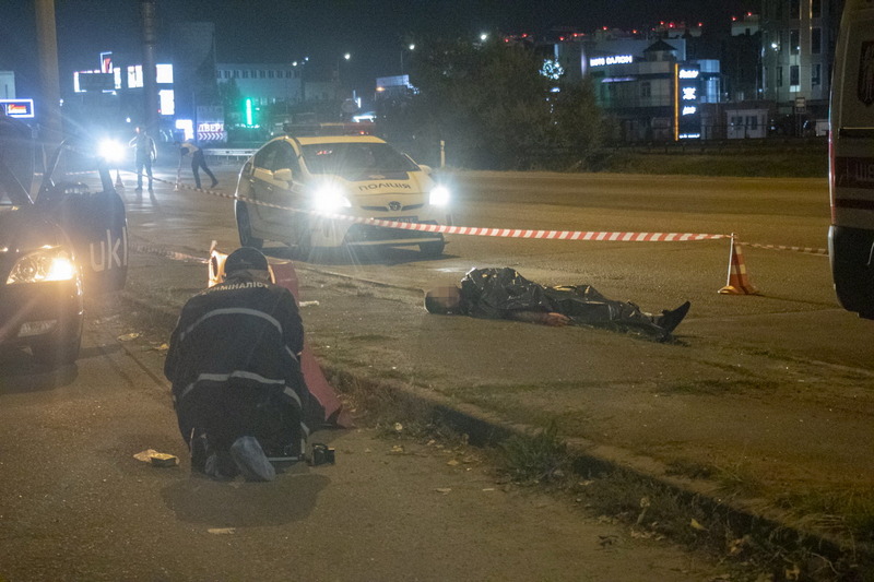 У Києві хлопця викинули на дорогу з перерізаним горлом: фото і відео з місця трагедії