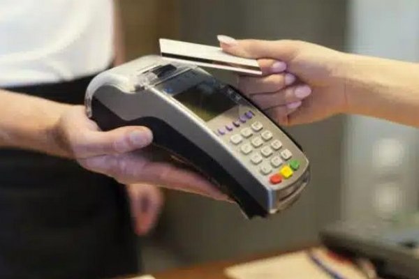 ПриватБанк пояснив “незрозумілу комісію” при розрахунку карткою