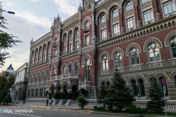 Банки України продаватимуть долари онлайн: як купити і який максимум