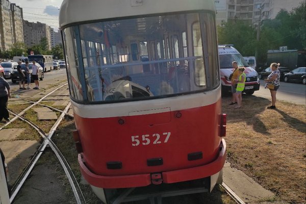 У Києві трамвай зійшов із рейок, є потерпілі