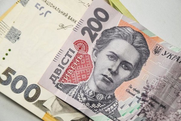 Мінімальна зарплата в Україні зросте до 7100 гривень
