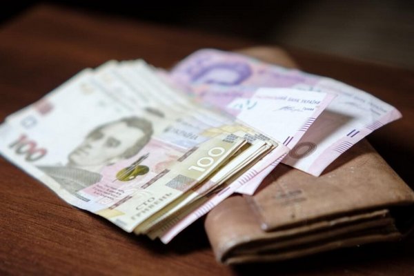 Українцям, які не мають офіційної роботи, будуть виплачувати по 2500 гривень