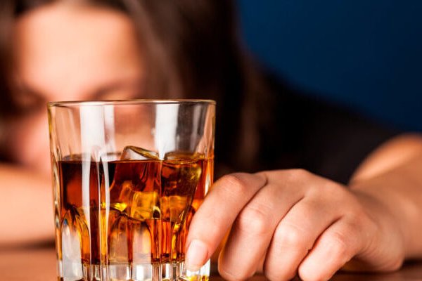 Вчені з’ясували, чому деякі люди не можуть зупинитися і сильно напиваються