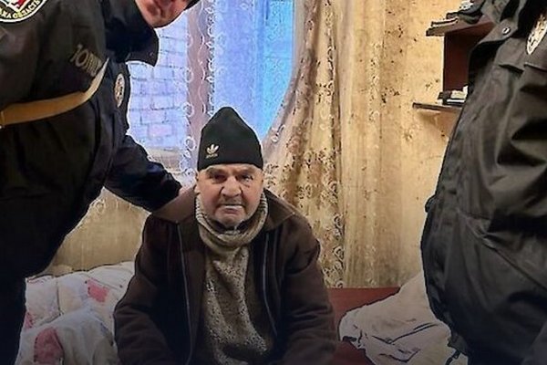Три доби пролежав на підлозі: поліцейські врятували літнього чоловіка на Закарпатті