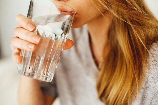 Дієтологи розвіяли три головні міфи про вживання води