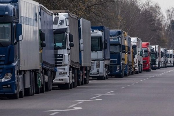 У Польщі на українському кордоні у чергах стоять 2 300 вантажівок
