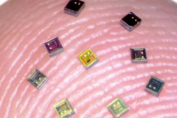 Вчені створили датчики розміром з кристалик солі, які можуть трансформувати охорону здоров’я