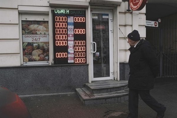 Доллар и евро обновили исторический рекорд в Украине