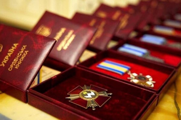 Зеленський нагородив посмертно 198 захисників України