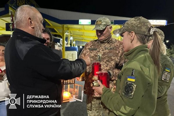 До України прибув Благодатний вогонь