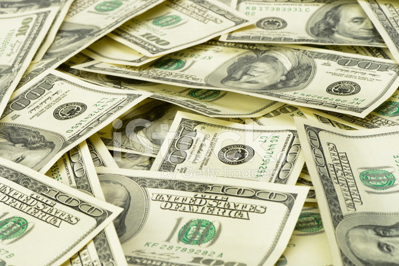 Гроші всюди: у столиці долари розкидало по асфальту внаслідок ДТП