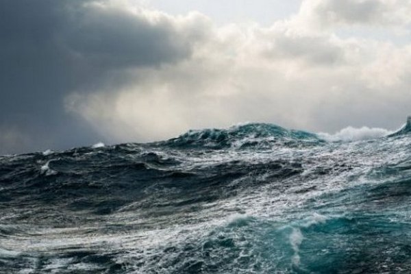 Біля узбережжя Японії врятували дівчину, яка 36 годин провела у відкритому морі