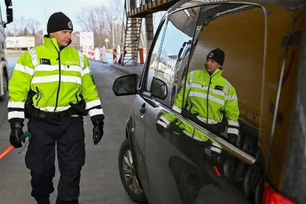 У Чехії виявили 30 мігрантів у вантажівці, одна жінка померла