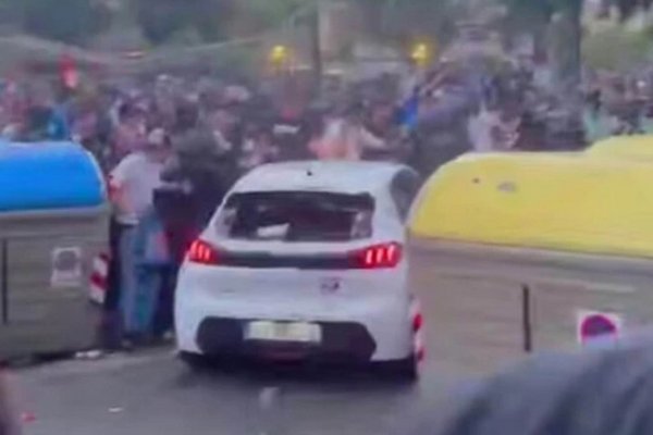 У Барселоні авто в'їхало в натовп вболівальників перед матчем: є постраждалі