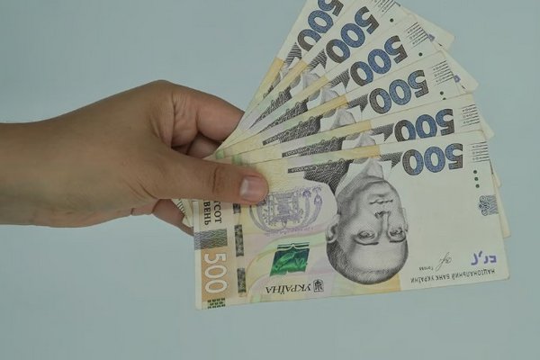Переказ грошей з картки на картку — які ліміти у 2025 році