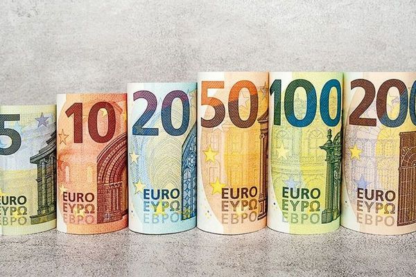 Виплати до 3 000 євро для українців: хто може отримати та як подати заявку
