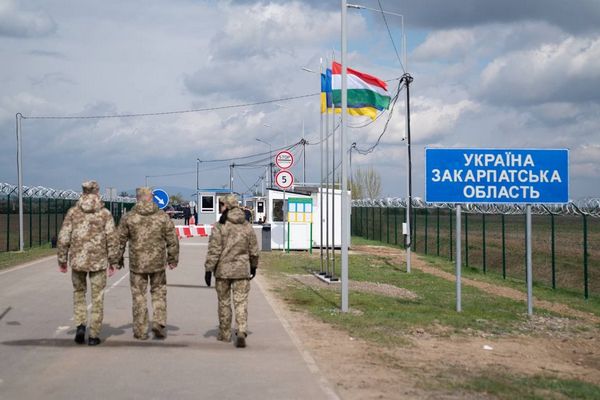 На кордоні з Угорщиною викрили п’ятьох утікачів з надувними кругами й двома жінками-провідницями