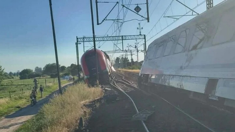 Залізничний колапс у Польщі: пасажирські потяги зіштовхнулися на швидкості, вагони зійшли з рейок!